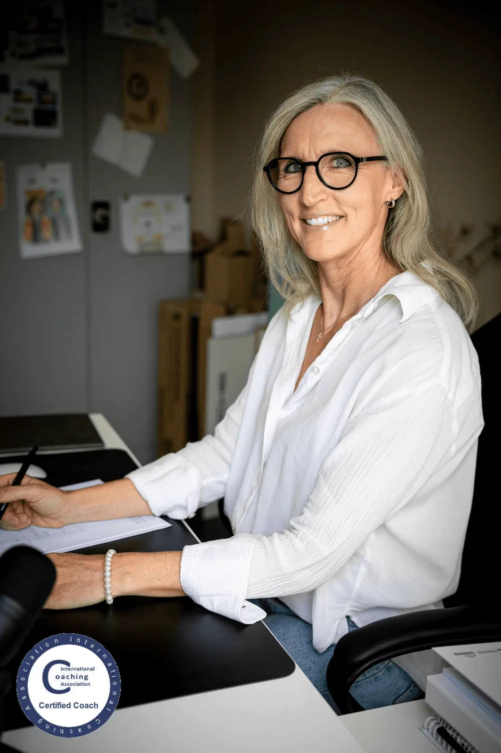 Conny Gfrerer an ihrem Arbeitsplatz