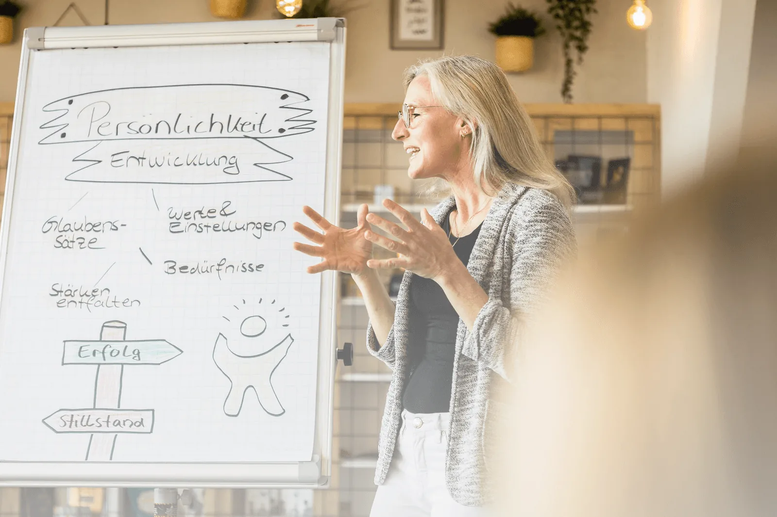 Conny Gfrerer im Workshop am Flipchart